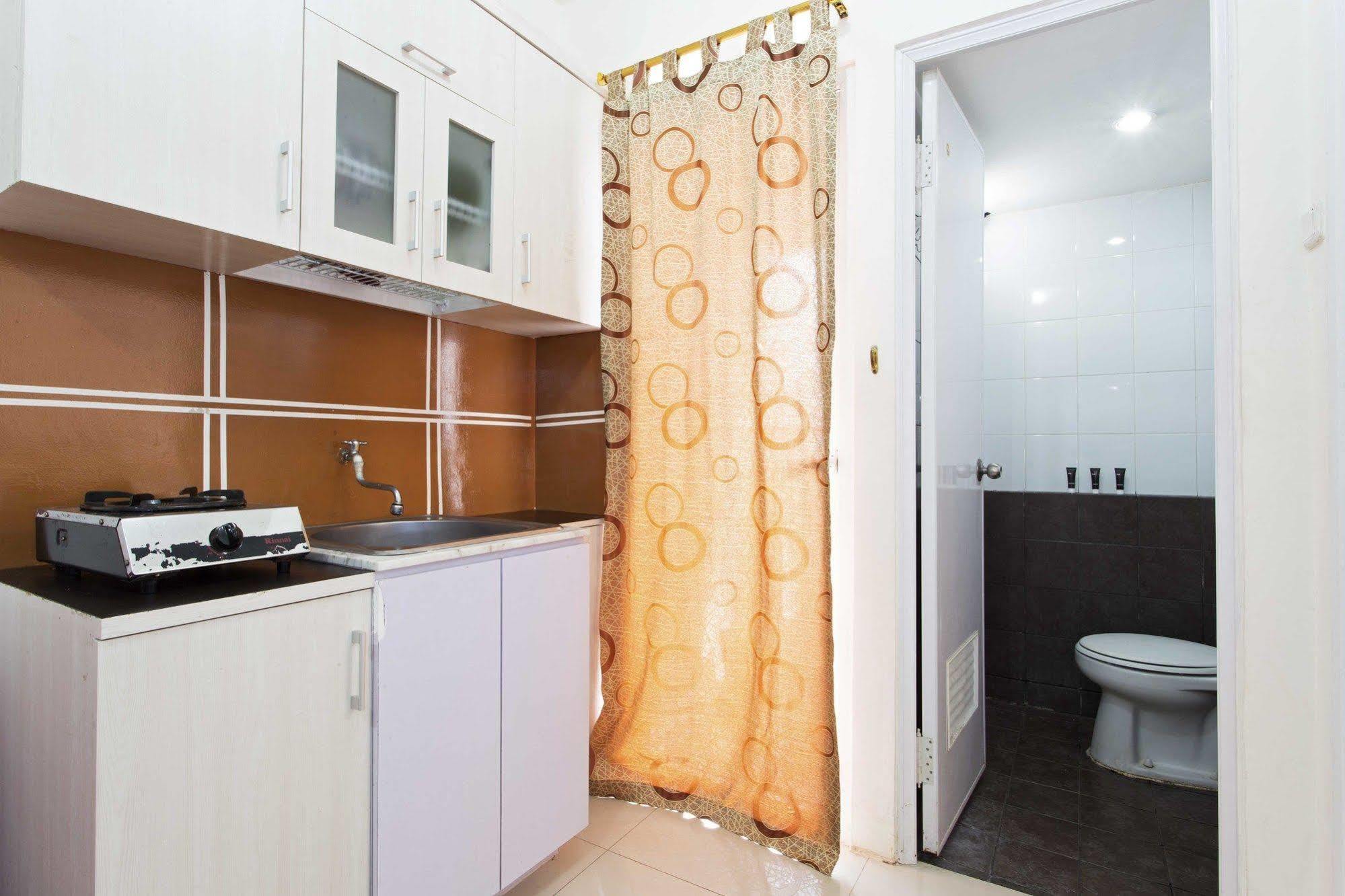 Reddoorz Apartment @ Green Pramuka Jakarta Exterior photo