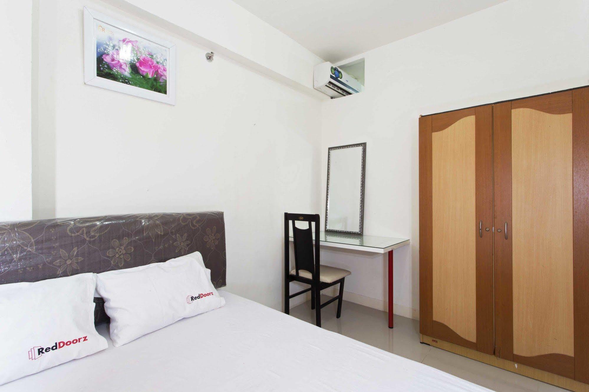 Reddoorz Apartment @ Green Pramuka Jakarta Exterior photo