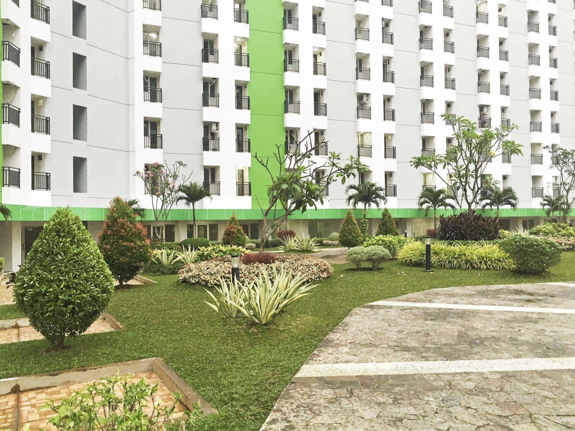 Reddoorz Apartment @ Green Pramuka Jakarta Exterior photo